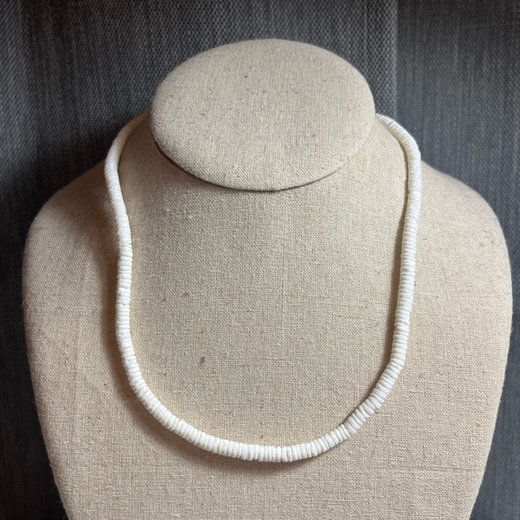 Elegant White Beaded Necklace - Picture 4 of 4